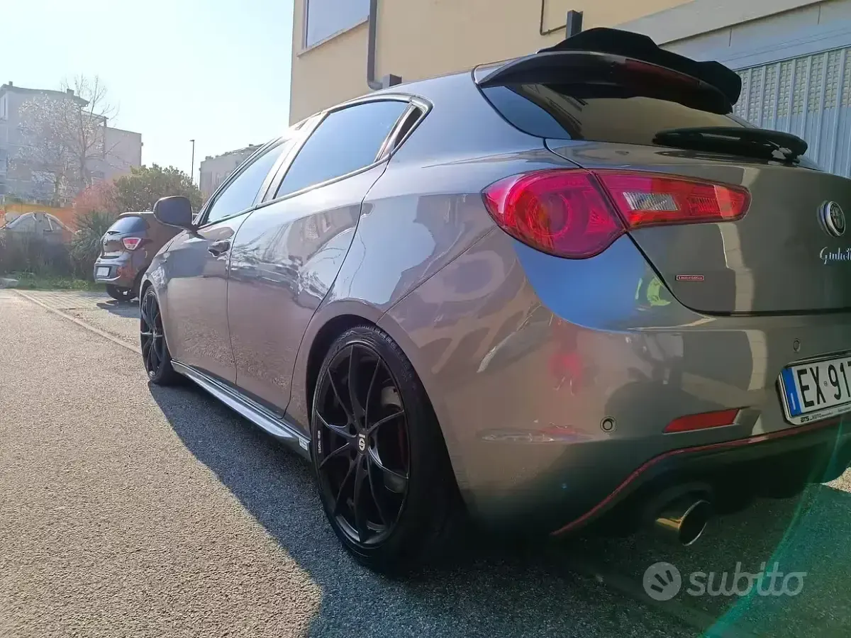Usata Alfa Romeo Giulietta Quadrifoglio 240 CV (176 kW) 2015 Grigio Utilitaria