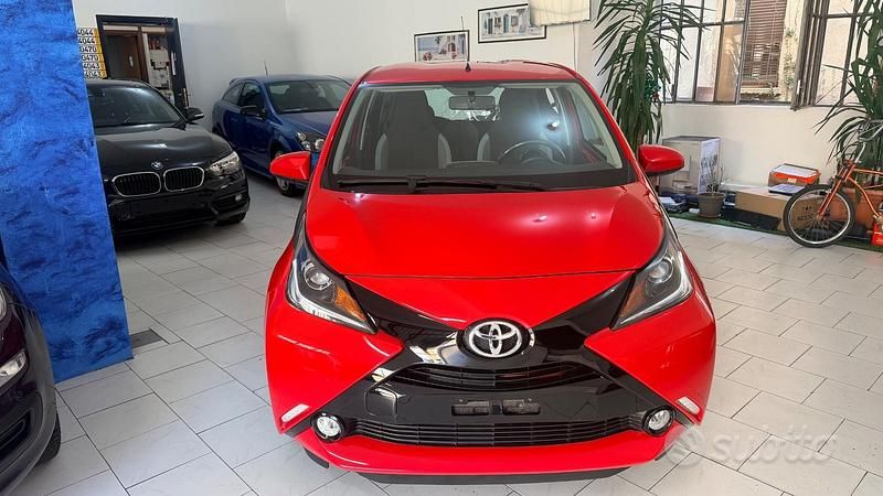 Usata Toyota Aygo X-play 69 CV (50 kW) 2017 Rosso Utilitaria