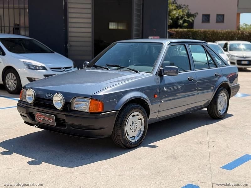Usata Ford Escort 61 CV (44 kW) 1988 Gray Berlina
