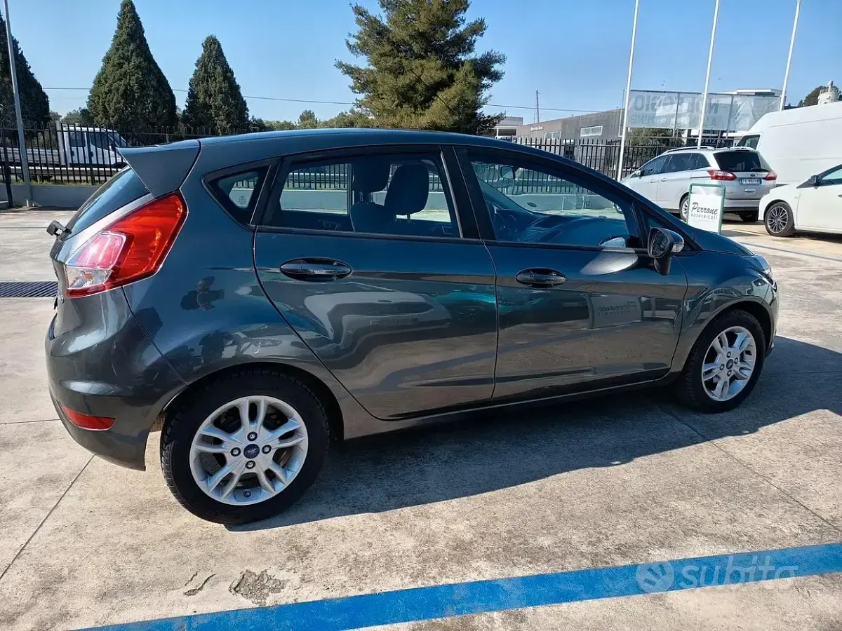 Usata Ford Fiesta Business Edition 75 CV (55 kW) 2016 Grigio Utilitaria