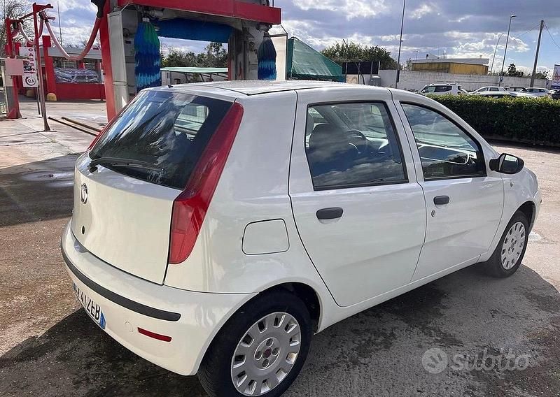 Bianco Usata 2010 Fiat Punto Active Due volumi | 2999 € (Cara) - Immagine 1/4