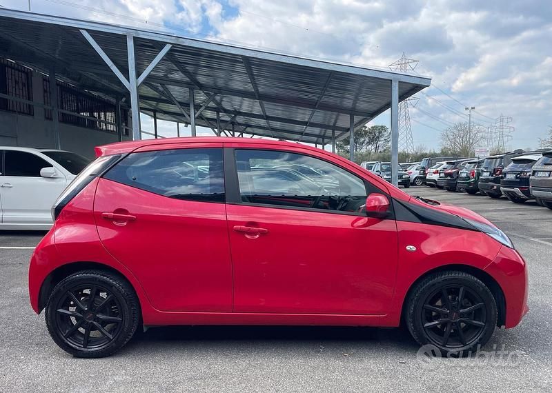 Usata Toyota Aygo X-play 69 CV (50 kW) 2015 Rosso Utilitaria
