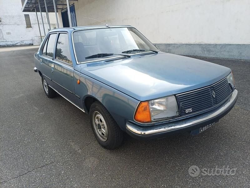 Blu Usata 1970 Renault R18 Tre volumi | 3500 € - Immagine 1/4