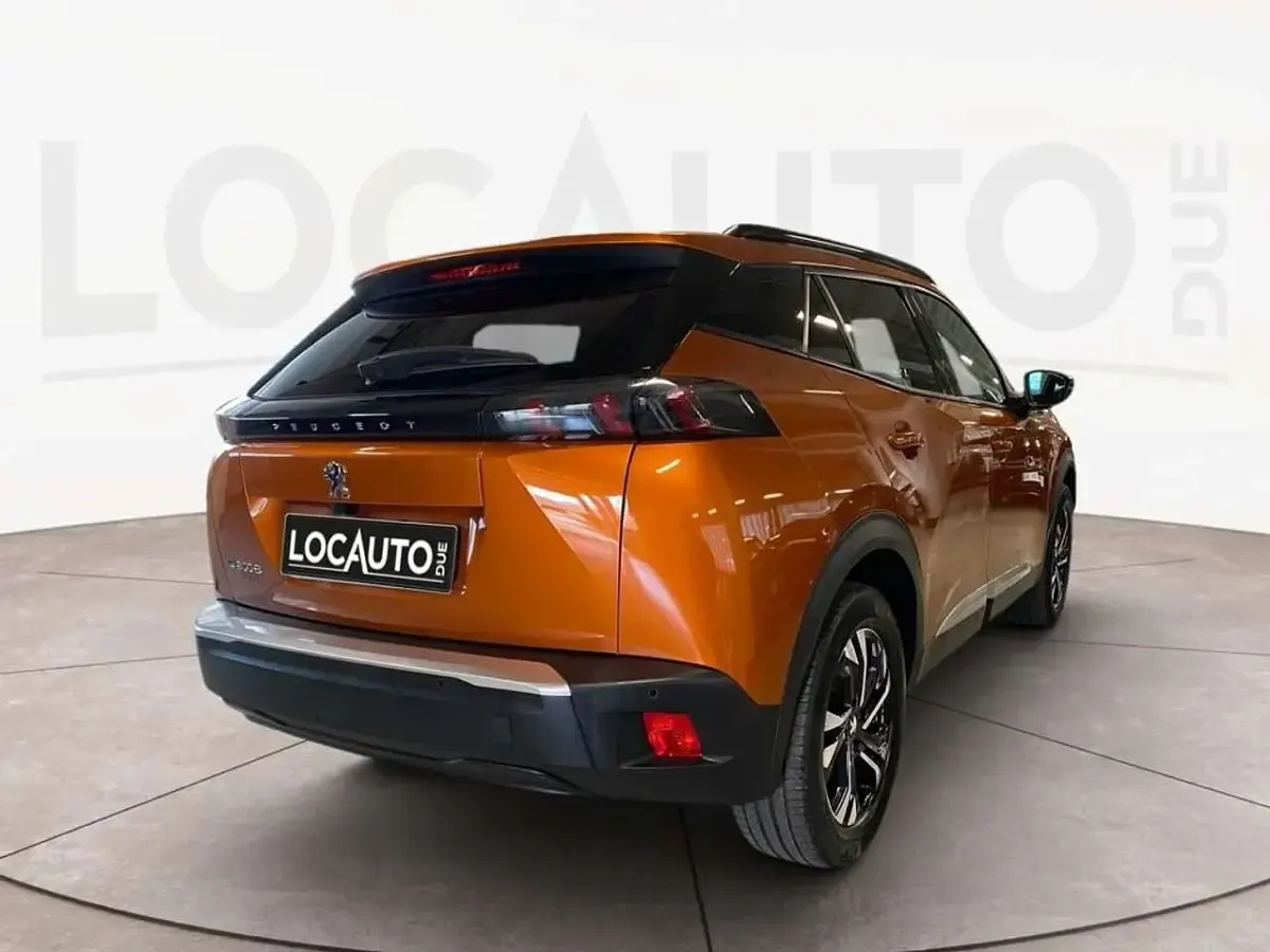 Usata Peugeot e-2008 Allure 100 kW (136 CV) 2021 Arancione SUV