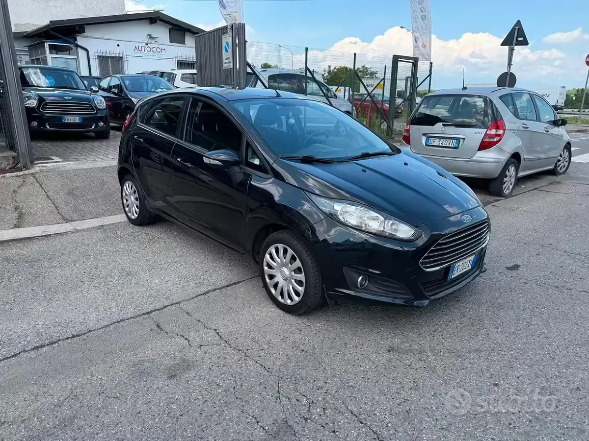 Usata Ford Fiesta 97 CV (71 kW) 2013 Nero Berlina