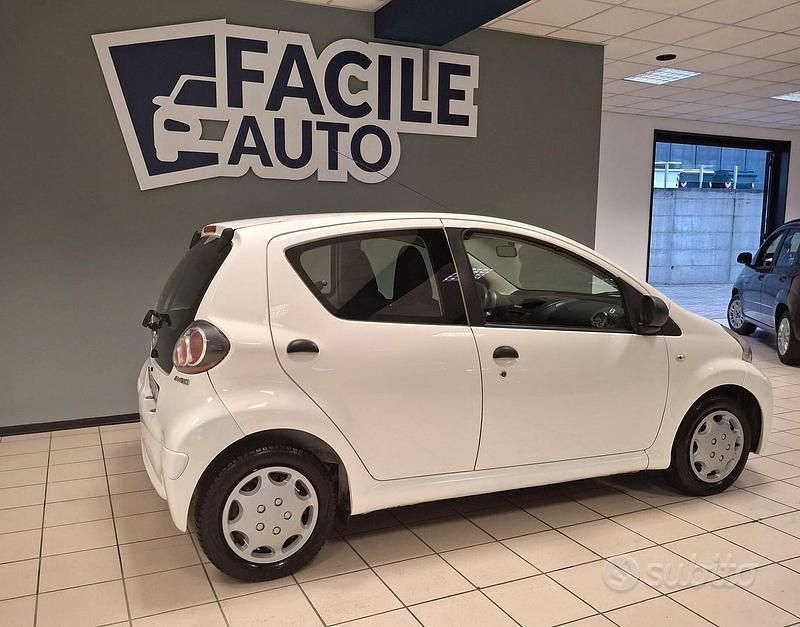 Usata Toyota Aygo Connect Style 68 CV (50 kW) 2012 Bianco Utilitaria
