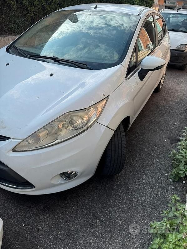 Usata Ford Fiesta 96 CV (70 kW) 2009 Bianco Utilitaria