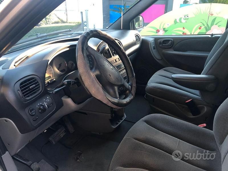 Usata Chrysler Voyager 150 CV (110 kW) 2005 Grigio Monovolume