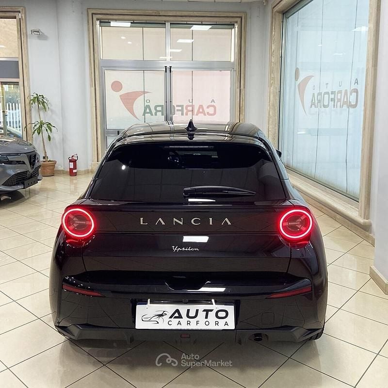 Usata Lancia Ypsilon 101 CV (74 kW) 2025 Nero Utilitaria