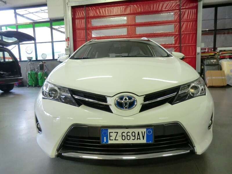 Usata Toyota Auris Hybrid Active 99 CV (72 kW) 2015 Bianco Station wagon