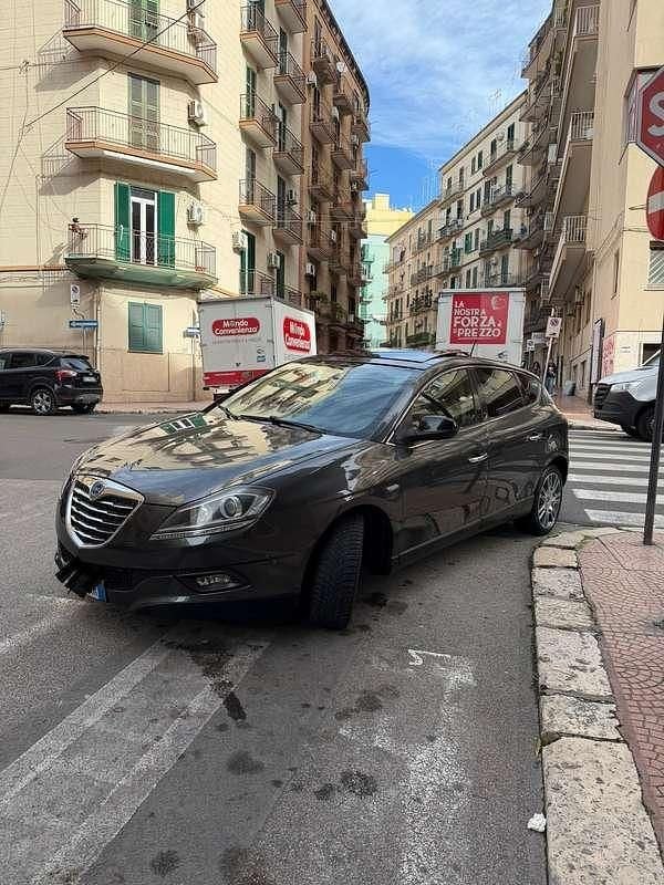 Usata Lancia Delta Gold 165 CV (121 kW) 2014 Grigio Utilitaria