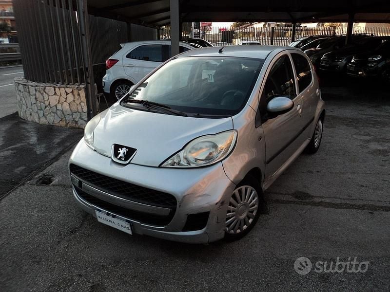 Grigio Usata 2010 Peugeot 107 Due volumi | 2400 € (Super prezzo) - Immagine 1/4