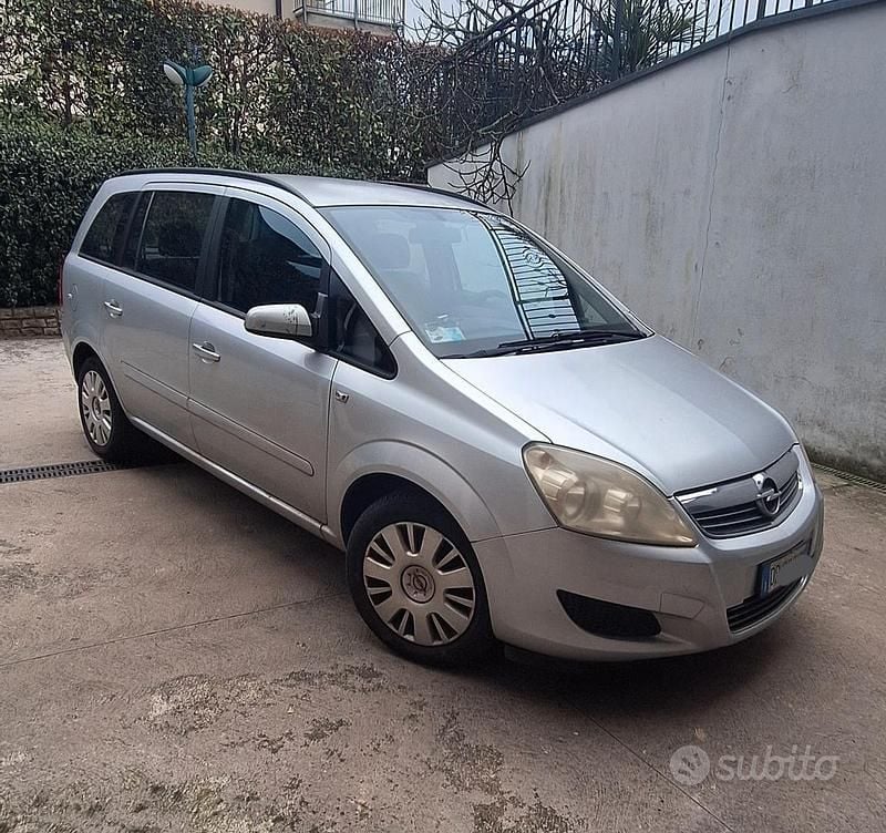 Usata Opel Zafira 2008 Grigio Monovolume