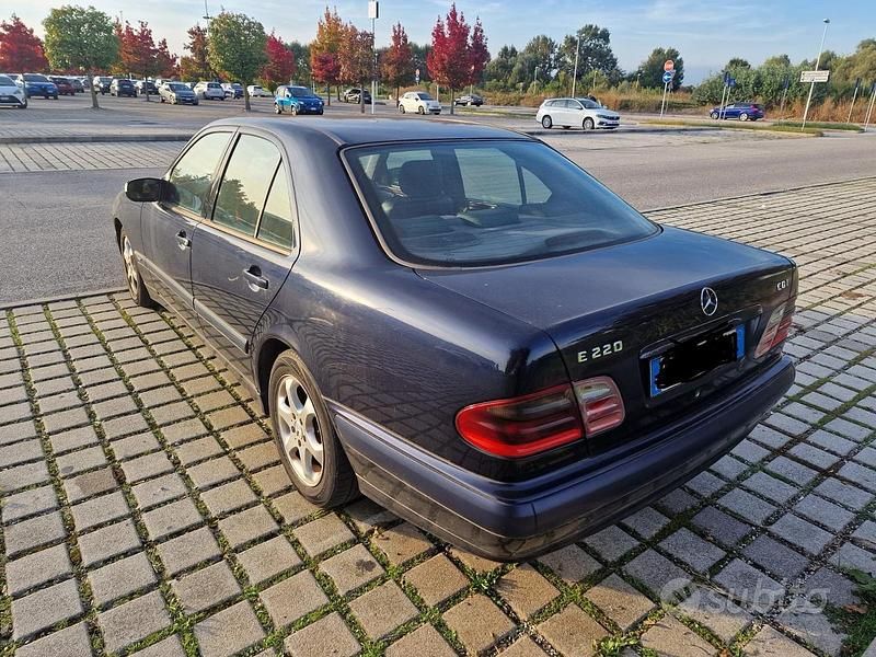 Usata Mercedes E220 143 CV (105 kW) 2002 Blu Berlina