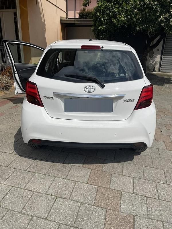 Usata Toyota Yaris Lounge 69 CV (50 kW) 2015 Bianco Utilitaria