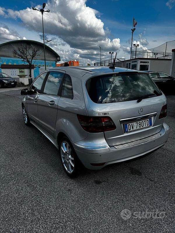 Usata Mercedes B200 108 CV (79 kW) 2009 Grigio Monovolume