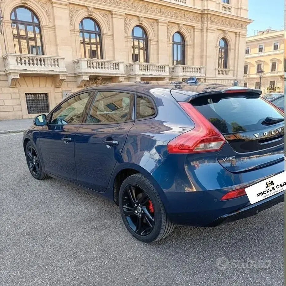 Usata Volvo V40 120 CV (88 kW) 2016 Blu Berlina