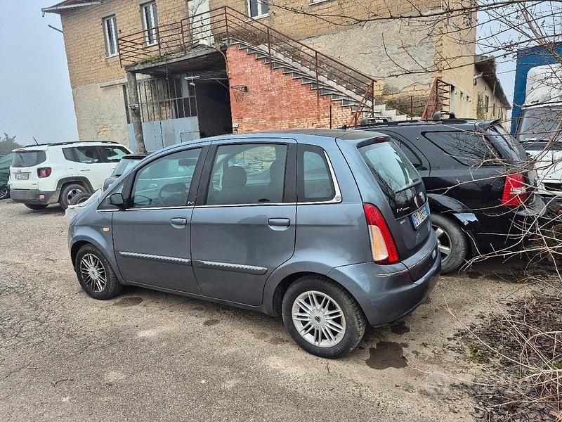 Usata Lancia Musa 69 CV (50 kW) 2009 Grigio Monovolume
