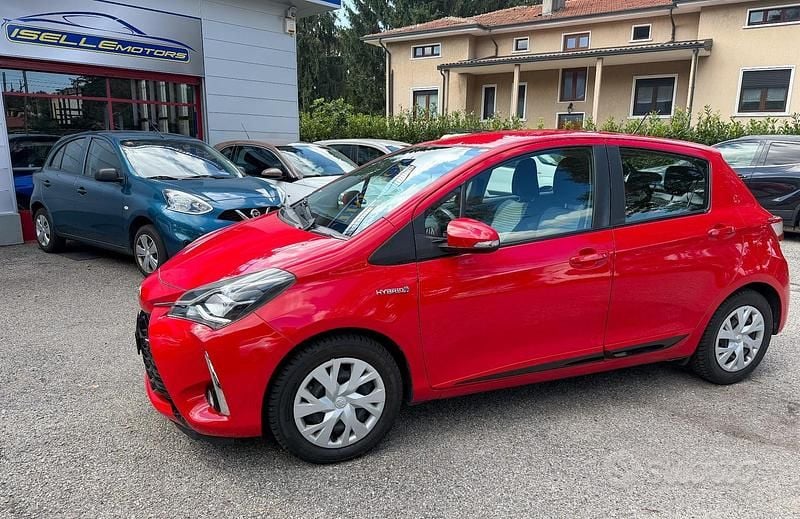 Rosso Usata 2018 Toyota Yaris Hybrid Active Tre volumi | 11.500 € (Buon prezzo) - Immagine 1/4