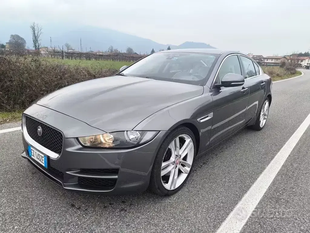 Usata Jaguar XE Portfolio 180 CV (132 kW) 2015 Grigio Berlina