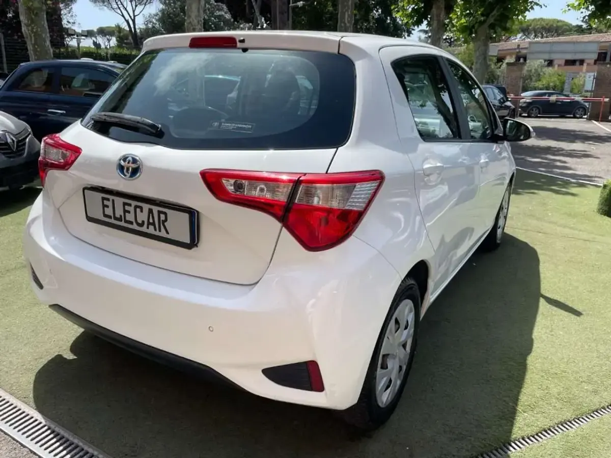 Usata Toyota Yaris Hybrid Business Edition 73 CV (53 kW) 2018 Bianco Berlina