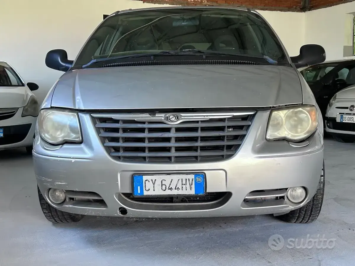 Usata Chrysler Voyager 150 CV (110 kW) 2006 Grigio Monovolume