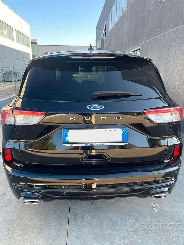 Usata Ford Kuga 120 CV (88 kW) 2022 Nero SUV