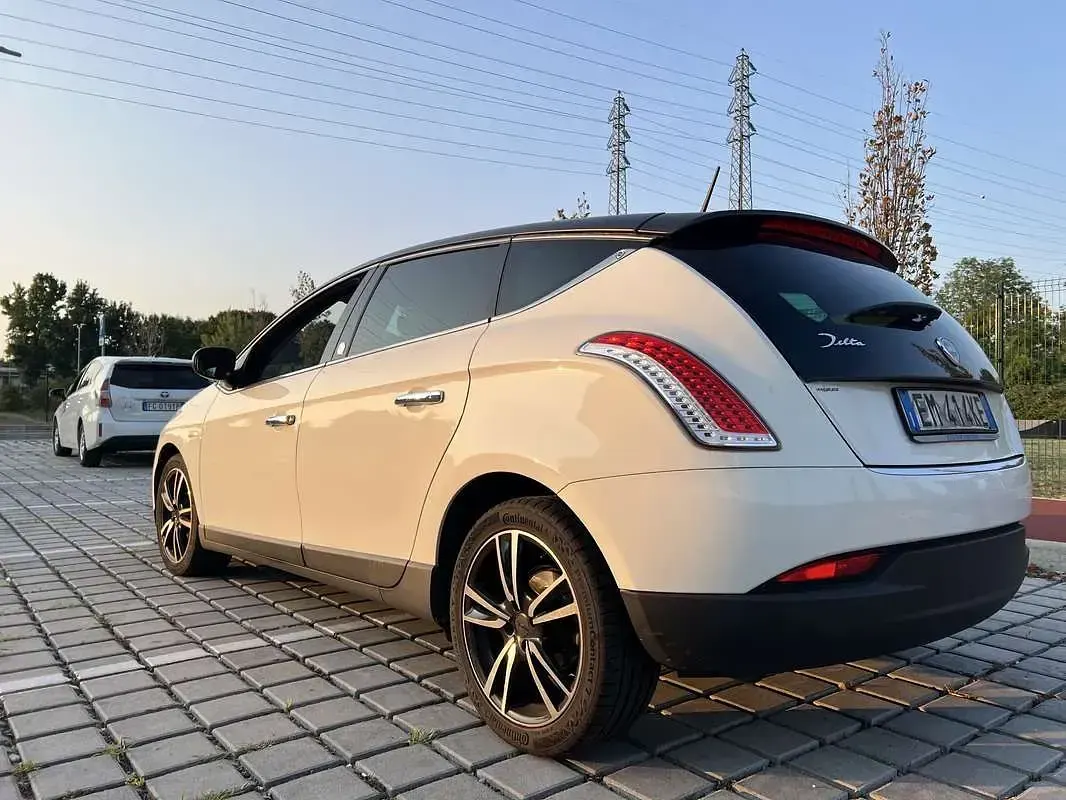 Usata Lancia Delta Gold 120 CV (88 kW) 2012 Utilitaria