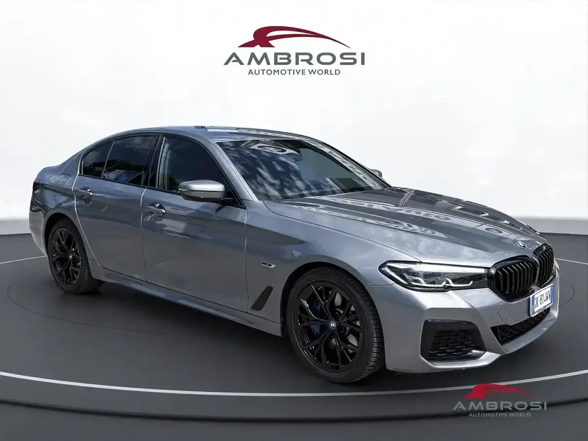Usata BMW 545e M Sport 394 CV (289 kW) 2022 Grigio Berlina