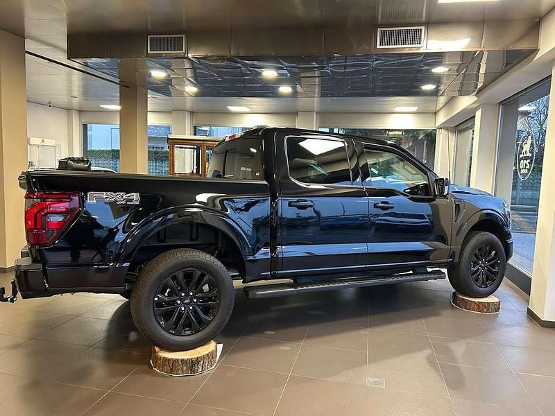 Ny Ford V8 Lariat 407 HK (299 kW) 2025 Svart SUV