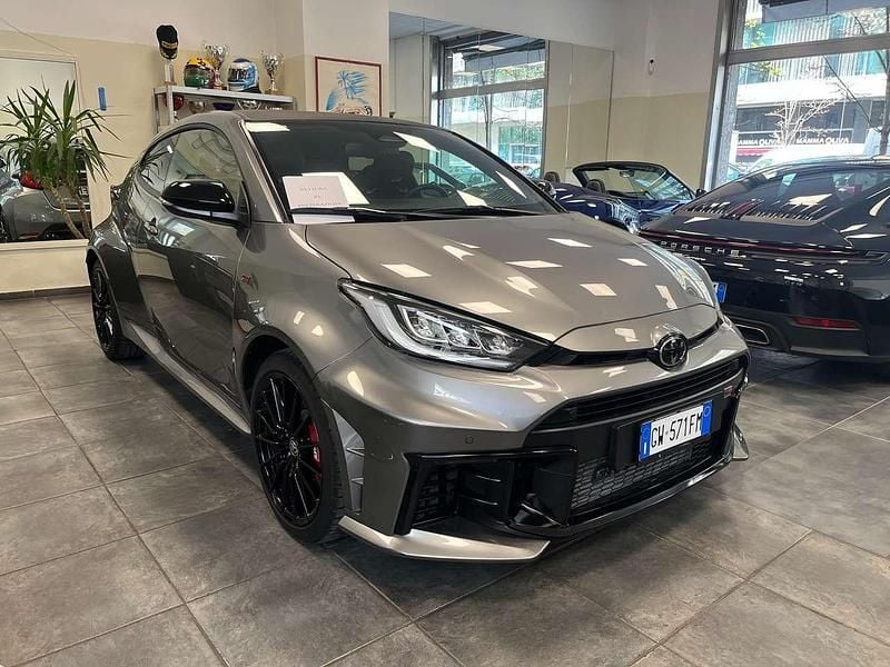 Usata Toyota Yaris 280 CV (205 kW) 2024 Grigio Utilitaria