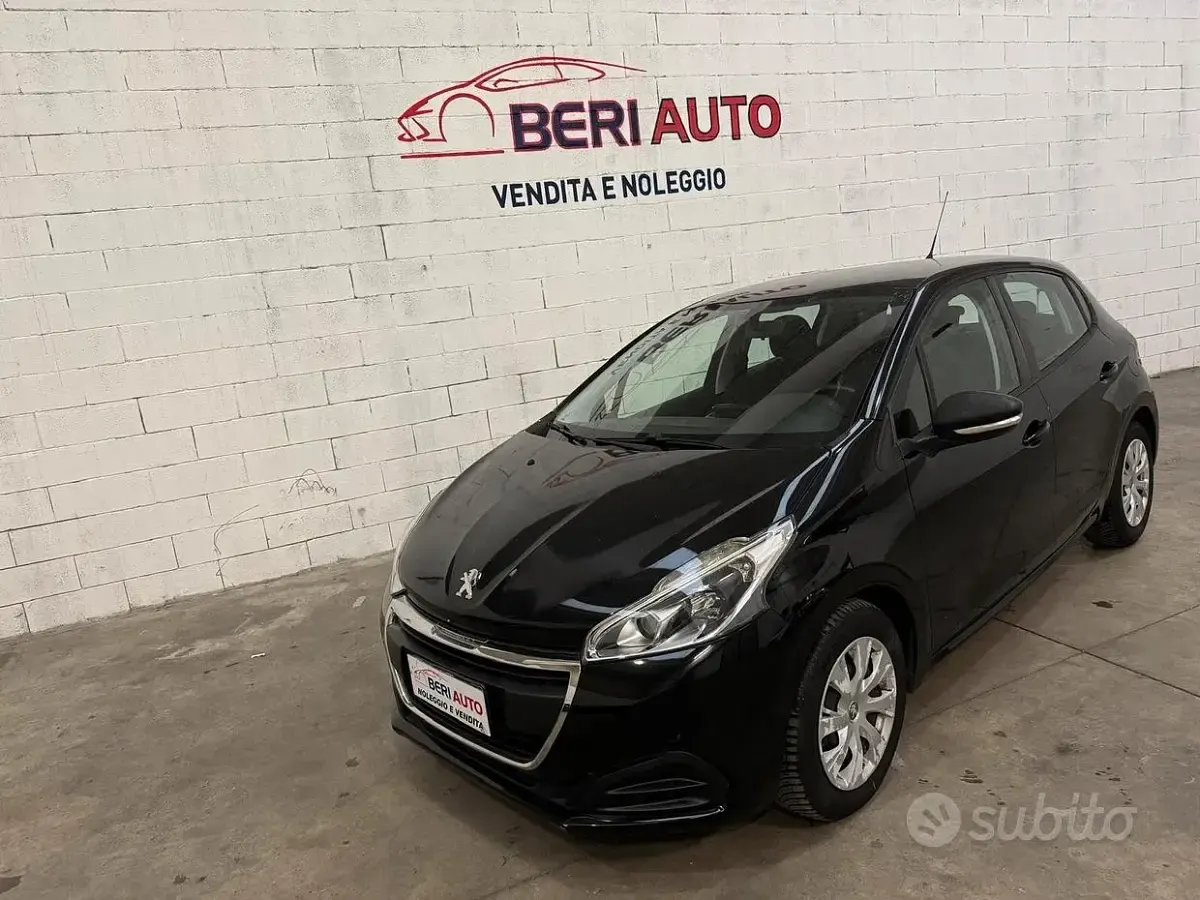 Käytetty Peugeot 208 Allure 75 HP (55 kW) 2017 Musta Viistoperä
