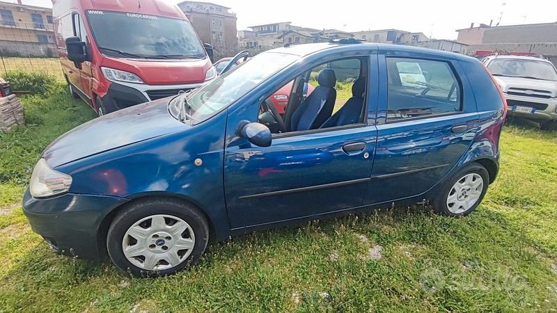 Usata Fiat Punto 69 CV (50 kW) 2005 Blu Utilitaria