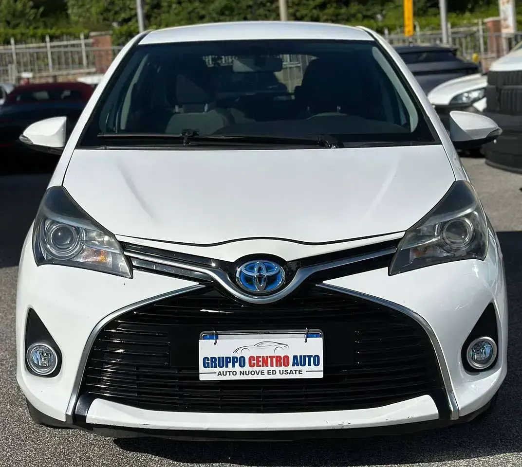 Usata Toyota Yaris Hybrid 75 CV (55 kW) 2016 Bianco Berlina