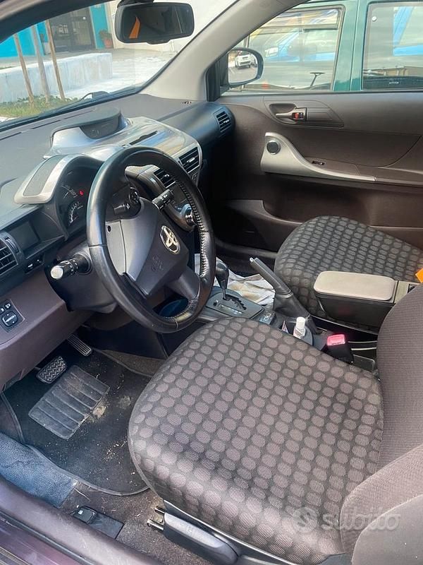 Usata Toyota iQ 98 CV (72 kW) 2010 Marrone Utilitaria