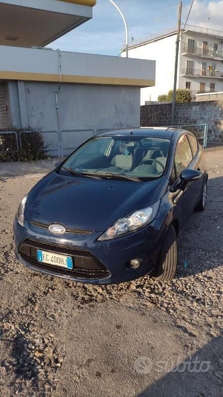 Usata 2010 Ford Fiesta Due volumi | 2000 € (Super prezzo) - Immagine 1/4