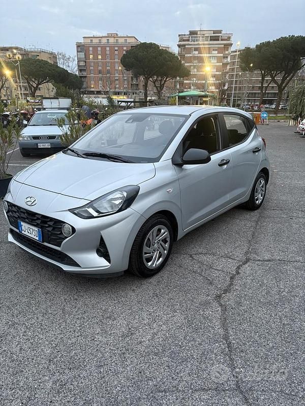 Bianco Usata 2022 Hyundai i10 Advanced Due volumi | 9900 € (Ottimo prezzo) - Immagine 1/4