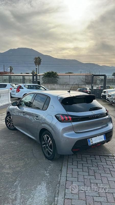 Usata Peugeot 208 Allure 100 CV (73 kW) 2023 Grigio Utilitaria