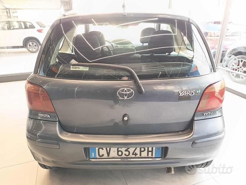 Usata Toyota Yaris 65 CV (47 kW) 2004 Grigio scuro Utilitaria