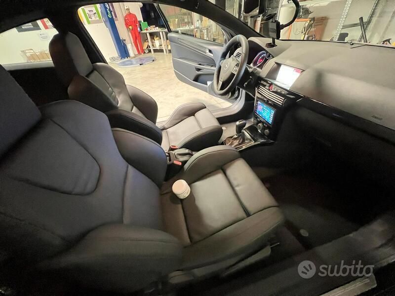 Begagnad Opel Astra OPC 240 HK (176 kW) 2009 Svart Halvkombi