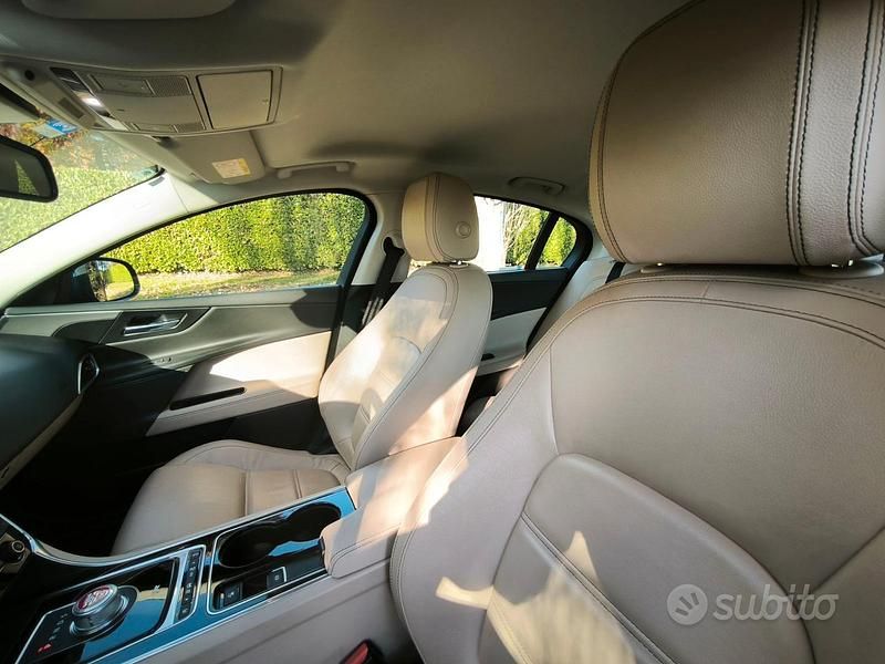 Usata Jaguar XE R-Sport 180 CV (132 kW) 2015 Blu/azzurro Berlina