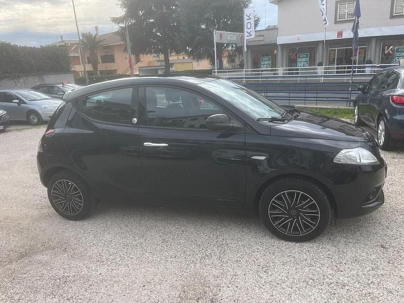 Usata Lancia Ypsilon Gold 69 CV (50 kW) 2019 Nero Utilitaria
