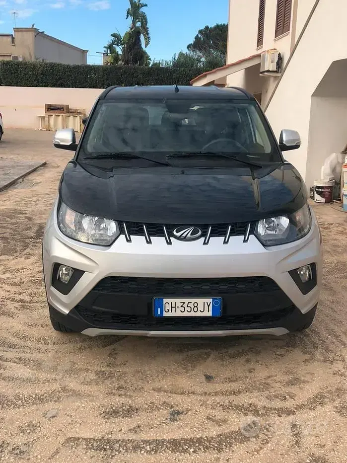 Usata Mahindra KUV100 87 CV (63 kW) 2022 Grigio SUV