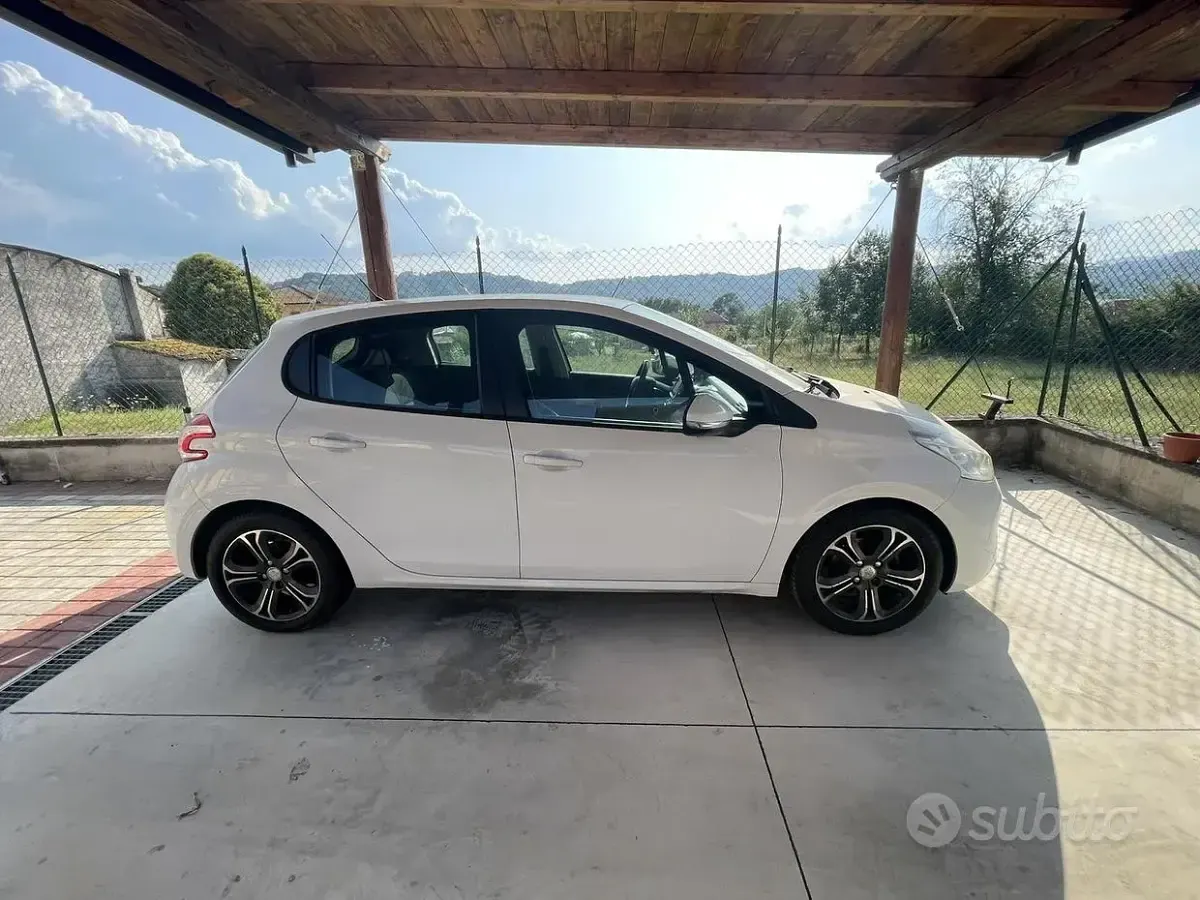 Usata Peugeot 208 95 CV (69 kW) 2014 Bianco Utilitaria