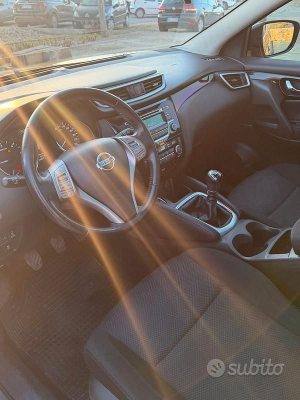 Usata Nissan Qashqai N-Connecta 131 CV (96 kW) 2017 Grigio SUV