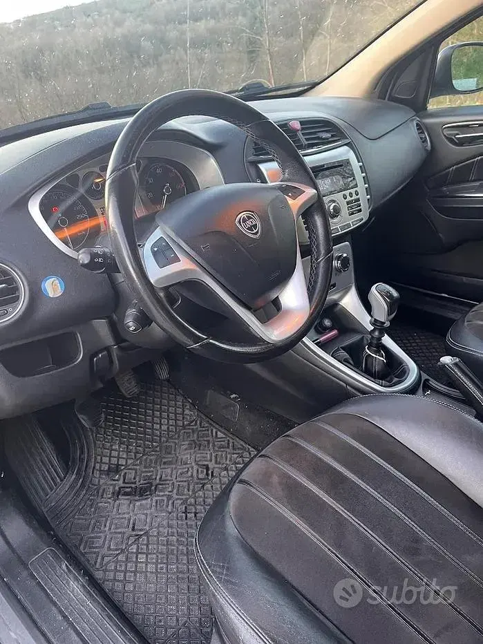 Usata Lancia Delta 105 CV (77 kW) 2010 Grigio Utilitaria