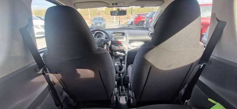 Usado Toyota Aygo 68 HP (50 kW) 2009 Prateado Citadino
