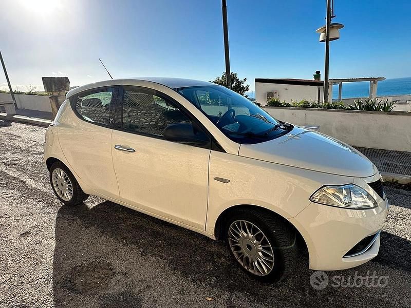 Usata Lancia Ypsilon Silver 95 CV (69 kW) 2016 Bianco Utilitaria