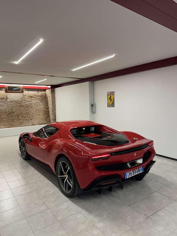 Usata Ferrari 296 663 CV (487 kW) 2024 Rosso Coupé