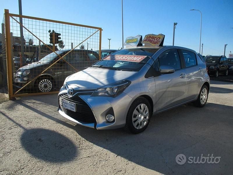 Grigio Usata 2014 Toyota Yaris Style Tre volumi | 7990 € (Buon prezzo) - Immagine 1/4